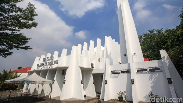 Tak Biasa, Masjid Ini Dikepung Pilar Beton