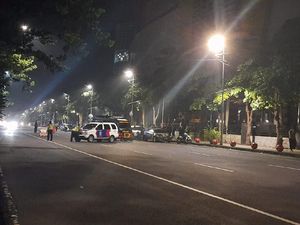 Tas Mencurigakan Ditemukan di Jalan Depan Royal Plaza Surabaya Berisi Speaker Tas Mencurigakan Ditemukan di Jalan Depan Royal Plaza Surabaya Berisi Speaker