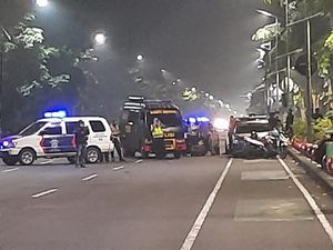 Geger Tas Mencurigakan Ditemukan di Jalan Depan Royal Plaza Surabaya Geger Tas Mencurigakan Ditemukan di Jalan Depan Royal Plaza Surabaya