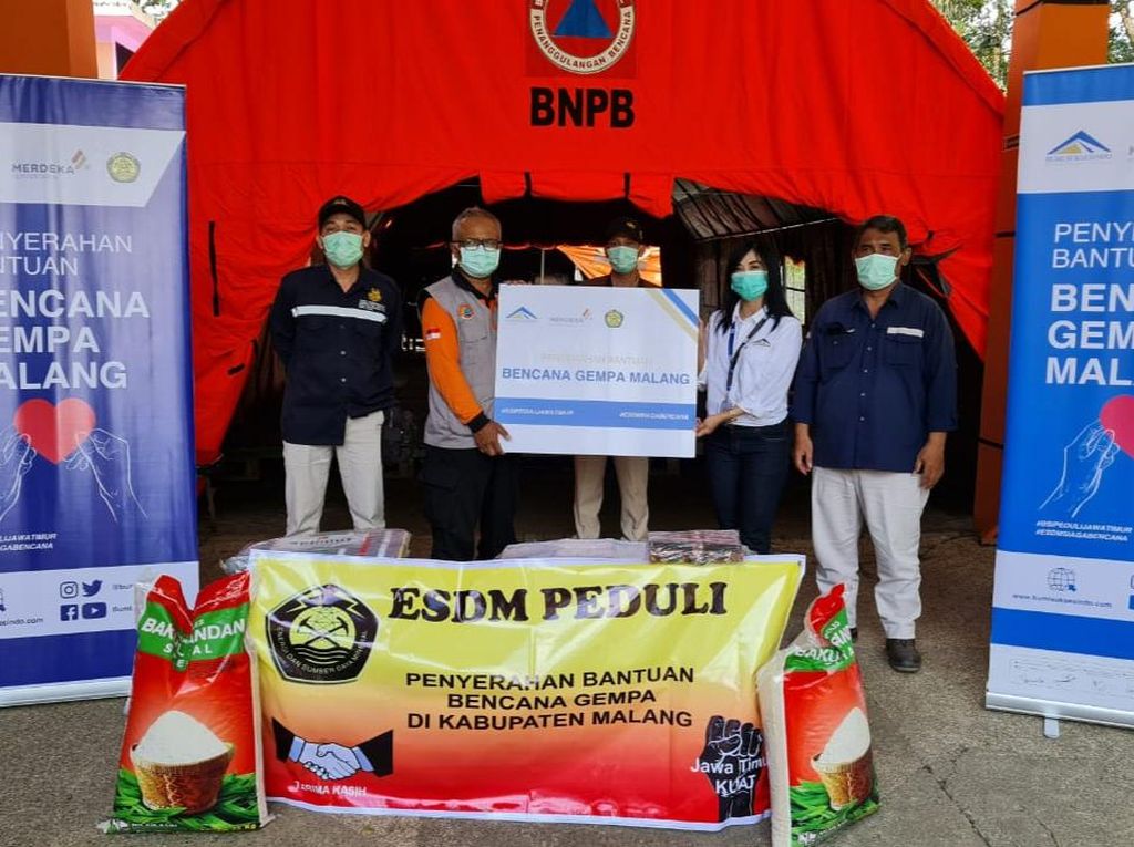 Operator Tambang Emas Banyuwangi Bantu Korban Gempa Malang Operator Tambang Emas Banyuwangi Bantu Korban Gempa Malang