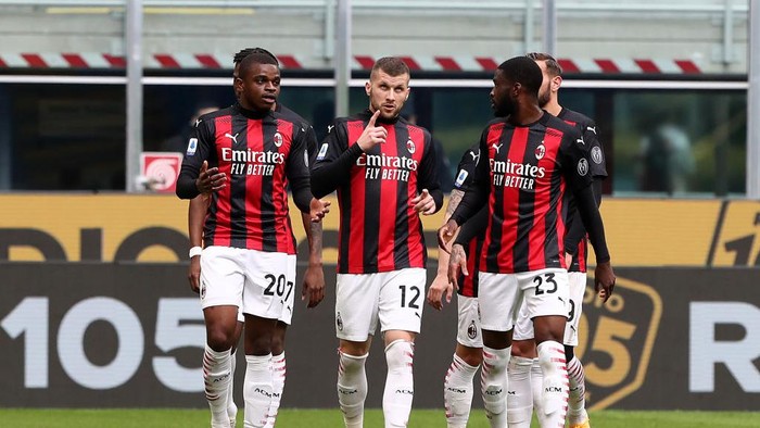MILAN, ITALY - APRIL 18: Ante Rebic of A.C. Milan  celebrates with teammates after scoring their teams first goal  during the Serie A match between AC Milan  and Genoa CFC at Stadio Giuseppe Meazza on April 18, 2021 in Milan, Italy. Sporting stadiums around Italy remain under strict restrictions due to the Coronavirus Pandemic as Government social distancing laws prohibit fans inside venues resulting in games being played behind closed doors. (Photo by Marco Luzzani/Getty Images)