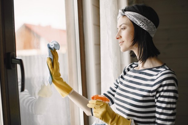 Mengisi aktivitas selama berpuasa dengan membersihkan rumah.