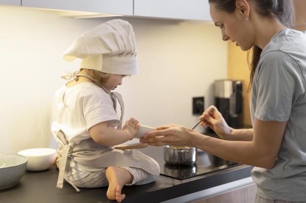 Mencoba berbagai resep kue kering untuk mengisi waktu luang selama berpuasa.
