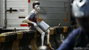 Anak-anak Ini Memulung dan Mengamen untuk Bantu Ortu