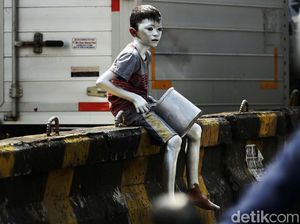 Anak-anak Ini Memulung dan Mengamen untuk Bantu Ortu