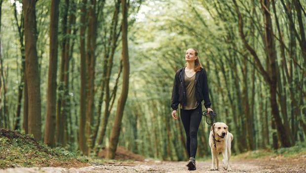 Hanya dengan berjalan di luar kamu akan merasakan banyak manfaatnya, seperti meningkatkan energi, menjernihkan pikiran dan menghilangkan stres.