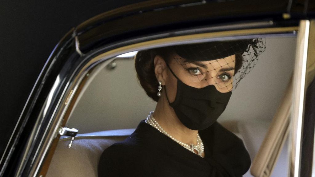 10 Foto Tampilan Kate Middleton di Pemakaman Pangeran Philip, Bermakna Dalam 10 Foto Tampilan Kate Middleton di Pemakaman Pangeran Philip, Bermakna Dalam