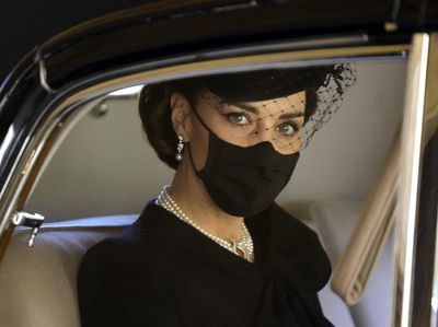 10 Foto Tampilan Kate Middleton di Pemakaman Pangeran Philip, Bermakna Dalam