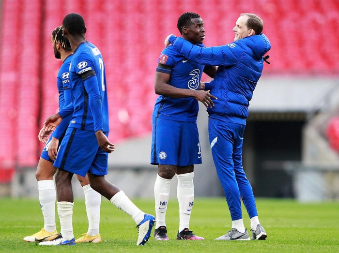 LONDON, ENGLAND - APRIL 17: Kurt Zouma of Chelsea and Thomas Tuchel, Manager of Chelsea celebrate following their teams victory in the Semi Final of the Emirates FA Cup match between Manchester City and Chelsea FC at Wembley Stadium on April 17, 2021 in London, England. Sporting stadiums around the UK remain under strict restrictions due to the Coronavirus Pandemic as Government social distancing laws prohibit fans inside venues resulting in games being played behind closed doors. (Photo by Ian Walton - Pool/Getty Images)