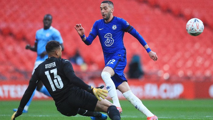 LONDON, ENGLAND - APRIL 17: Zack Steffen of Manchester City saves from Hakim Ziyech of Chelsea during the Semi Final of the Emirates FA Cup match between Manchester City and Chelsea FC at Wembley Stadium on April 17, 2021 in London, England. Sporting stadiums around the UK remain under strict restrictions due to the Coronavirus Pandemic as Government social distancing laws prohibit fans inside venues resulting in games being played behind closed doors.  (Photo by Adam Davy - Pool/Getty Images)