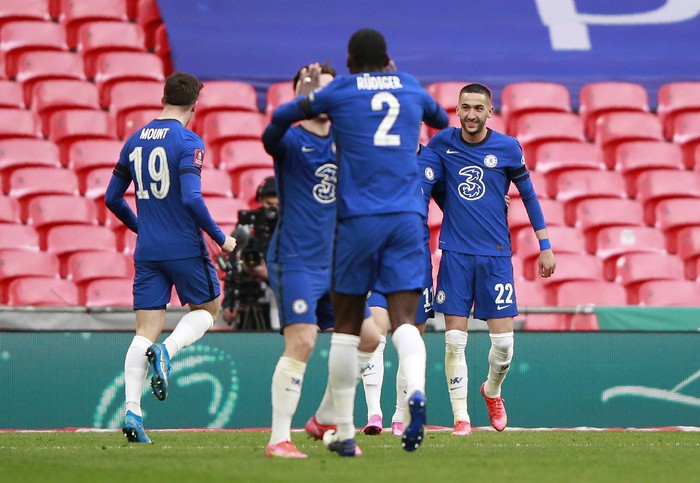 Chelseas Hakim Ziyech, right, celebrates with his teammates after scoring his sides opening goal during the English FA Cup semifinal soccer match between Chelsea and Manchester City at Wembley Stadium in London, England, Saturday, April 17, 2021. (AP Photo/Ian Walton, Pool)