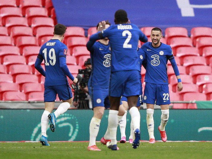 Chelsea's Hakim Ziyech, right, celebrates with his teammates after scoring his side's opening goal during the English FA Cup semifinal soccer match between Chelsea and Manchester City at Wembley Stadium in London, England, Saturday, April 17, 2021. (AP Photo/Ian Walton, Pool)
