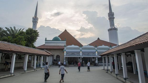 Warga berjalan di kompleks Masjid Keramat Luar Batang di Penjaringan, Jakarta, Jumat (26/3/2021). Masjid keramat Luar batang didirikan oleh ulama asal Yaman bernama Habib Husein bin Abubakar Alaydrus dibangun sekitar tahun 1739. ANTARA FOTO/Aditya Pradana Putra