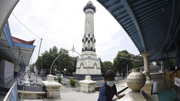 Petugas membersihkan serambi Masjid Agung Keraton Kasunanan Surakarta Hadiningrat di Solo, Jawa Tengah, Minggu (11/4/2021). Masjid Agung Surakarta, dahulu masjid ini bernama Masjid Ageng Keraton Hadiningrat dan dibangun oleh Pakubuwono III pada sekitar tahun 1749. ANTARA FOTO/Maulana Surya