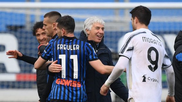 Atalanta's Italian coach Gian Piero Gasperini (c) congratulates Atalanta's Swiss midfielder Remo Freuler at the end of the Italian Serie A football match Atalanta Bergamo vs Juventus Turin on April 18, 2021 at the Atleti Azzurri d'Italia stadium in Bergamo. (Photo by Marco BERTORELLO / AFP)