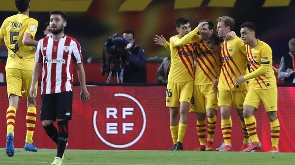 Barcelonas Antoine Griezmann celebrates with team mates scoring the opening goal during the Spanish Copa del Rey final 2021 between Athletic Bilbao and Barcelona at La Cartuja stadium in Seville, Spain, Saturday April 17, 2021. (AP Photo/Angel Fernandez)