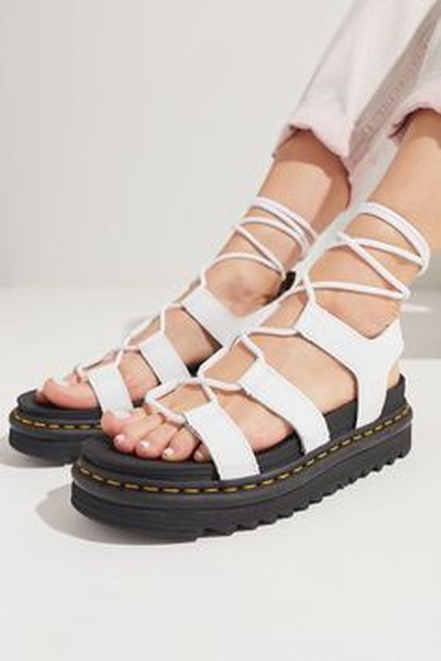 gladiator sandals (sumber : pinterest.com/urbanoutfiters) gladiator sandals (sumber : pinterest.com/urbanoutfiters)