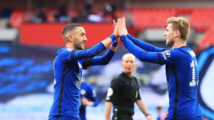 LONDON, ENGLAND - APRIL 17: Hakim Ziyech of Chelsea celebrates with teammate Timo Werner after scoring his teams first goal during the Semi Final of the Emirates FA Cup match between Manchester City and Chelsea FC at Wembley Stadium on April 17, 2021 in London, England. Sporting stadiums around the UK remain under strict restrictions due to the Coronavirus Pandemic as Government social distancing laws prohibit fans inside venues resulting in games being played behind closed doors. (Photo by Adam Davy - Pool/Getty Images)