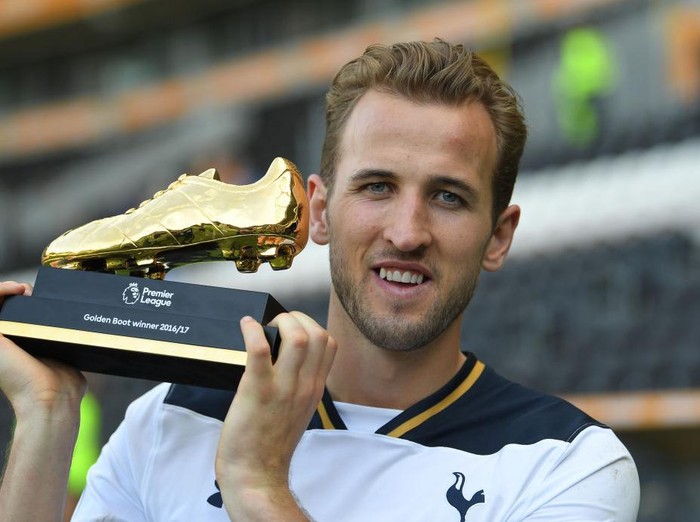 HULL, ENGLAND - MAY 21: (EDITOR NOTES: this image has been converted to black and white) Harry Kane of Tottenham Hotspur walks to the dressing rooms with the Premier League Golden Boot award after the Premier League match between Hull City and Tottenham Hotspur at KC Stadium on May 21, 2017 in Hull, England.  (Photo by Laurence Griffiths/Getty Images)