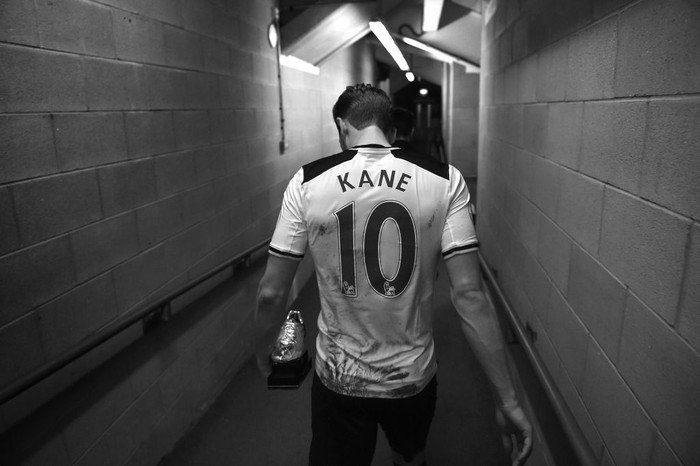 HULL, ENGLAND - MAY 21: (EDITOR NOTES: this image has been converted to black and white) Harry Kane of Tottenham Hotspur walks to the dressing rooms with the Premier League Golden Boot award after the Premier League match between Hull City and Tottenham Hotspur at KC Stadium on May 21, 2017 in Hull, England.  (Photo by Laurence Griffiths/Getty Images)