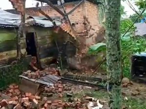 Detik-detik Rumah Warga di Jambi Ambruk Akibat Proyek Galian Sungai