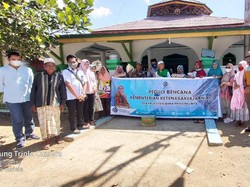 Kemnaker Kembali Salurkan Bantuan ke Korban Banjir-Longsor di NTB