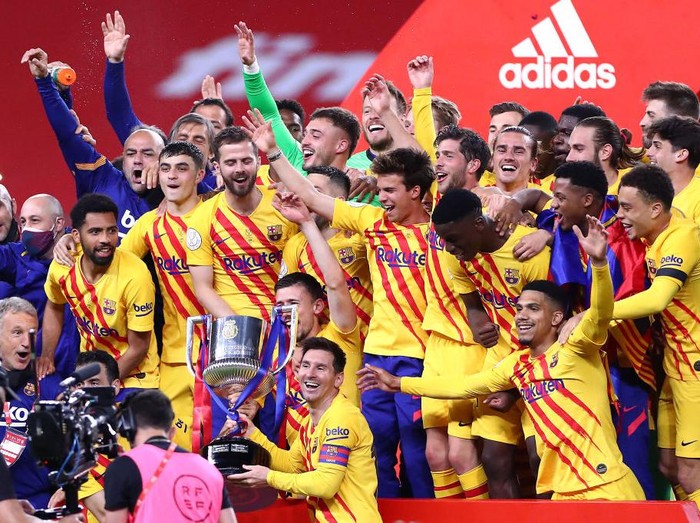 SEVILLE, SPAIN - APRIL 17: Lionel Messi of FC Barcelona lifts the trophy after winning the Copa Del Rey Final match between Athletic Club and Barcelona at Estadio de La Cartuja on April 17, 2021 in Seville, Spain. Sporting stadiums around Spain remain under strict restrictions due to the Coronavirus Pandemic as Government social distancing laws prohibit fans inside venues resulting in games being played behind closed doors. (Photo by Fran Santiago/Getty Images)