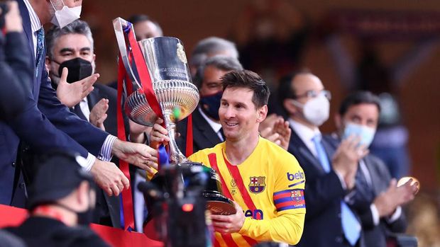 SEVILLE, SPAIN - APRIL 17: Lionel Messi of FC Barcelona lifts the trophy after winning the Copa Del Rey Final match between Athletic Club and Barcelona at Estadio de La Cartuja on April 17, 2021 in Seville, Spain. Sporting stadiums around Spain remain under strict restrictions due to the Coronavirus Pandemic as Government social distancing laws prohibit fans inside venues resulting in games being played behind closed doors. (Photo by Fran Santiago/Getty Images)