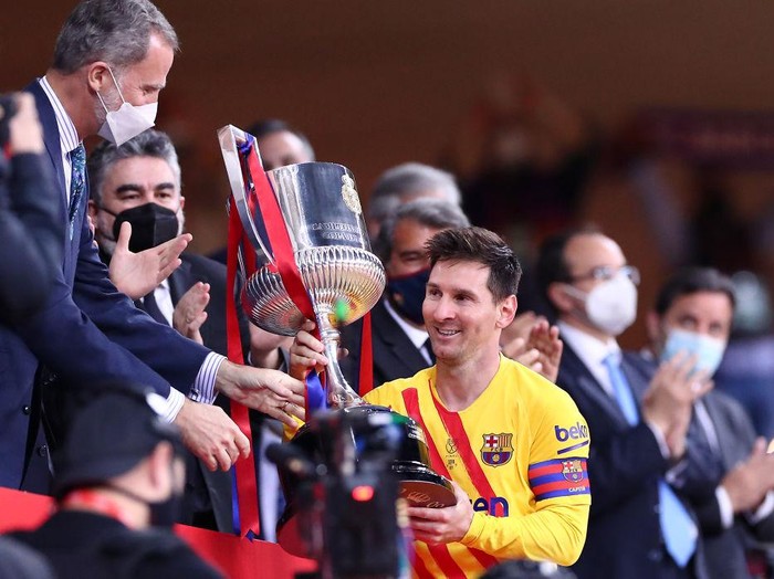 SEVILLE, SPAIN - APRIL 17: Lionel Messi of FC Barcelona lifts the trophy after winning the Copa Del Rey Final match between Athletic Club and Barcelona at Estadio de La Cartuja on April 17, 2021 in Seville, Spain. Sporting stadiums around Spain remain under strict restrictions due to the Coronavirus Pandemic as Government social distancing laws prohibit fans inside venues resulting in games being played behind closed doors. (Photo by Fran Santiago/Getty Images)