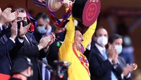 Lionel Messi akhirnya mengangkat trofi Copa del Rey, sebagai kapten Barcelona (Getty Images/Fran Santiago)