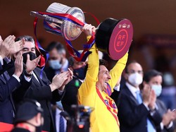 Lionel Messi akhirnya mengangkat trofi Copa del Rey, sebagai kapten Barcelona (Getty Images/Fran Santiago)