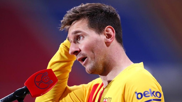 SEVILLE, SPAIN - APRIL 17: Lionel Messi of FC Barcelona lifts the trophy after winning the Copa Del Rey Final match between Athletic Club and Barcelona at Estadio de La Cartuja on April 17, 2021 in Seville, Spain. Sporting stadiums around Spain remain under strict restrictions due to the Coronavirus Pandemic as Government social distancing laws prohibit fans inside venues resulting in games being played behind closed doors. (Photo by Fran Santiago/Getty Images)