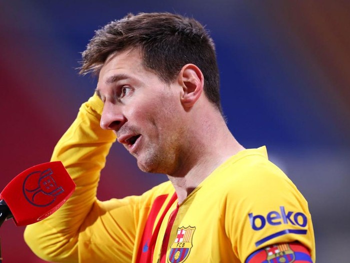 SEVILLE, SPAIN - APRIL 17: Lionel Messi of FC Barcelona lifts the trophy after winning the Copa Del Rey Final match between Athletic Club and Barcelona at Estadio de La Cartuja on April 17, 2021 in Seville, Spain. Sporting stadiums around Spain remain under strict restrictions due to the Coronavirus Pandemic as Government social distancing laws prohibit fans inside venues resulting in games being played behind closed doors. (Photo by Fran Santiago/Getty Images)