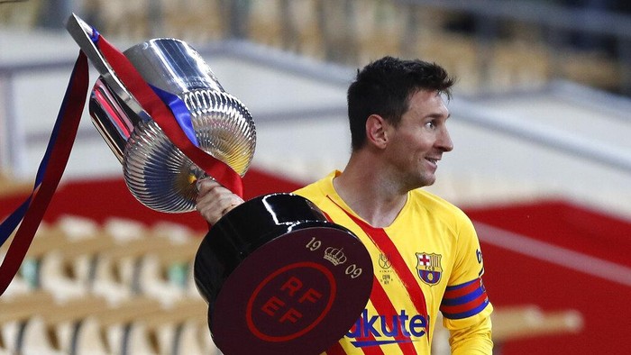 Barcelonas Lionel Messi holds the trophy after winning the Spanish Copa del Rey final 2021 against Athletic Bilbao at La Cartuja stadium in Seville, Spain, Saturday April 17, 2021. (AP Photo/Angel Fernandez)