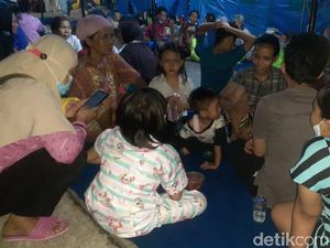 Kebakaran di Keagungan Jakbar, Warga Terdampak Ngungsi di Kantor Kelurahan