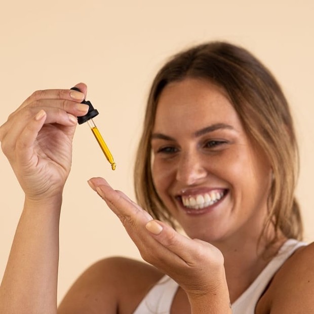 Alpha arbutin memiliki banyak sekali manfaat yang baik untuk kulit, seperti mencerahkan, melembutkan dan memudarkan bekas jerawat