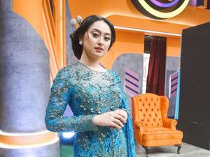 10 Potret Pesinden Memes Prameswari Pakai Kebaya, Ayu Tenan! 10 Potret Pesinden Memes Prameswari Pakai Kebaya, Ayu Tenan!