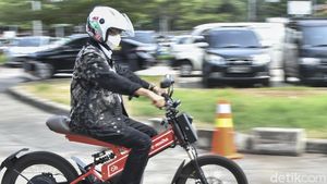 Aksi Menhub Jajal Motor Listrik di Bekasi
