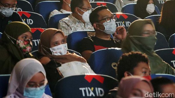 Momen Ridwan Kamil Nonton di Bioskop