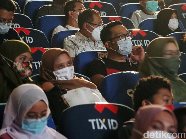 Momen Ridwan Kamil Nonton di Bioskop