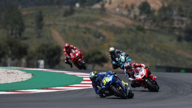 MotoGP - Portuguese Grand Prix - Algarve International Circuit, Portimao, Portugal - April 18, 2021 Team Suzuki Ecstar's Joan Mir and Pramac Racing's Johann Zarco during the race REUTERS/Pedro Nunes