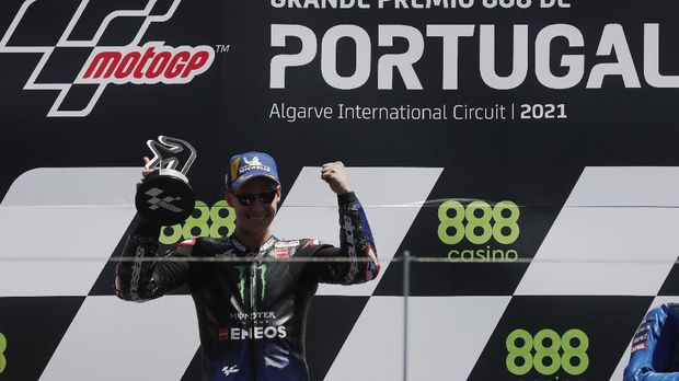 MotoGP - Portuguese Grand Prix - Algarve International Circuit, Portimao, Portugal - April 18, 2021 Monster Energy Yamaha MotoGP's Fabio Quartararo celebrates on the podium after winning the race REUTERS/Pedro Nunes