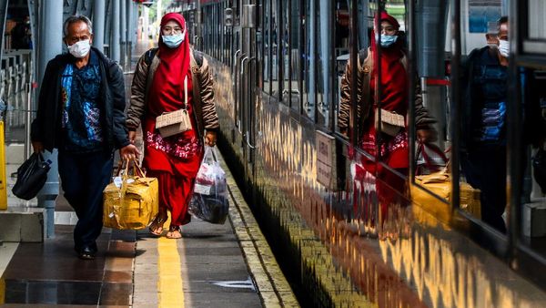 Mudik Lebih Awal di Stasiun Pasar Senen