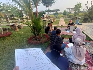 Ngabuburit di Karawang, Bisa Sambil Belajar Aksara Sunda Kuno