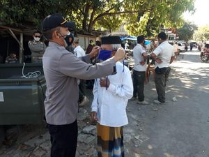 Tegakkan Prokes di Jalan, Polres Lombok Tengah Bagikan 1.000 Masker