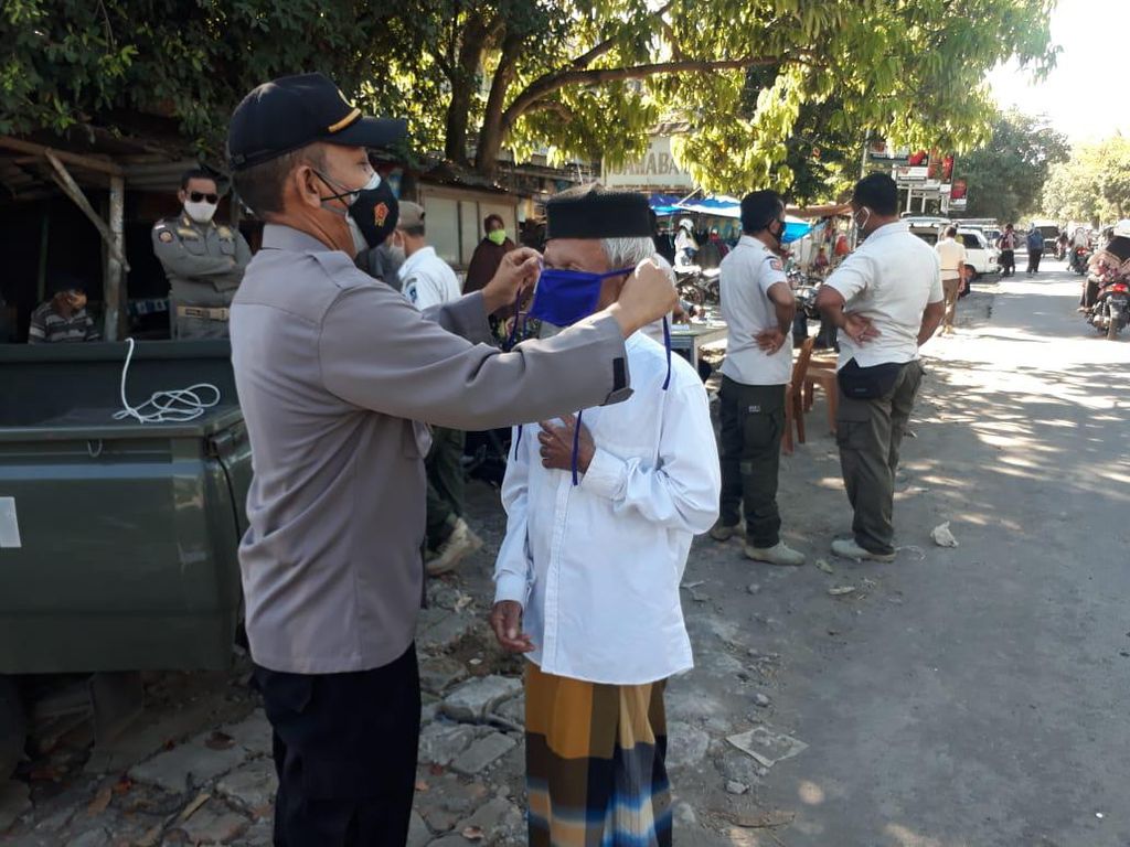 Tegakkan Prokes di Jalan, Polres Lombok Tengah Bagikan 1.000 Masker Tegakkan Prokes di Jalan, Polres Lombok Tengah Bagikan 1.000 Masker