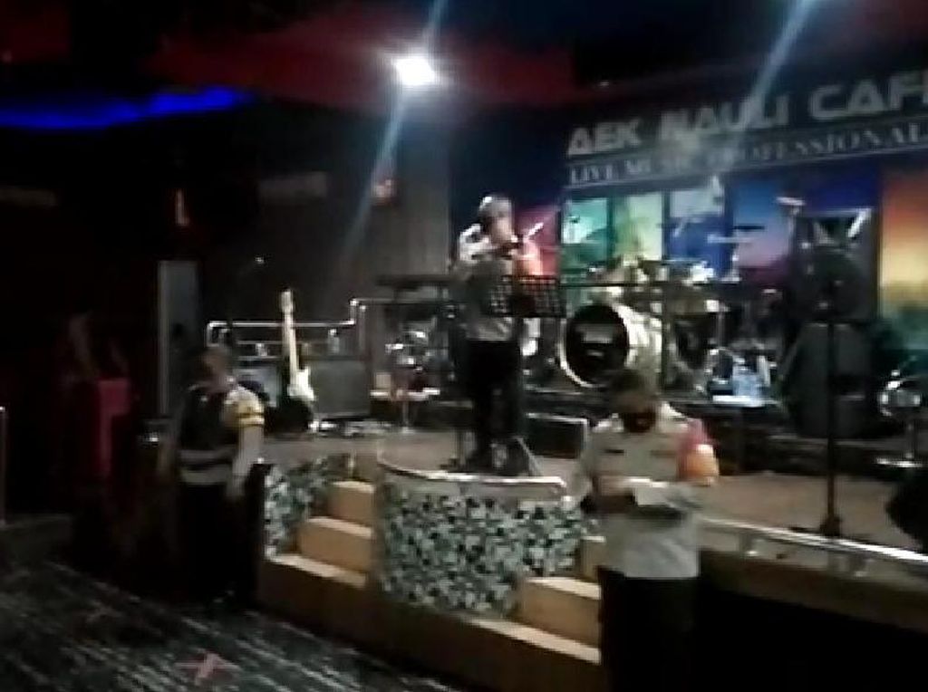 Langgar Prokes, Kafe di Pulogadung Jaktim Digerebek Polisi Langgar Prokes, Kafe di Pulogadung Jaktim Digerebek Polisi