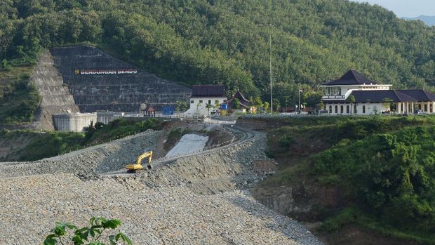Pekerja menggunakan alat berat menyelesaikan proyek pembangunan Bendungan Bendo di Desa Ngindeng, Sawoo, Ponorogo, Jawa Timur, Sabtu (17/4/2021). Progres pembangunan Bendungan Bendo yang diproyeksikan mampu mengairi lahan pertanian seluas 73 ribu hektare dan pengendali banjir tersebut saat ini telah mencapai sekitar 91 persen dan rencananya akan diresmikan Presiden Joko Widodo antara Juni-Juli 2021. ANTARA FOTO/Siswowidodo/wsj.
