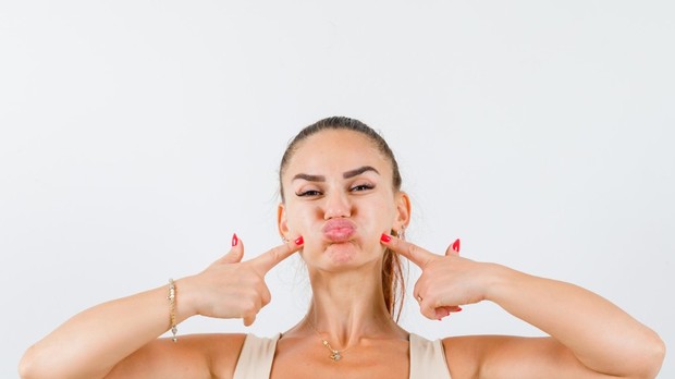 Melembungkan pipi membantu otot pada pipi berolahraga yang berhasil membuatnya lebih tirus.