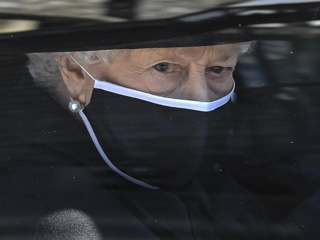 Berduka, Ratu Elizabeth Bawa Benda Favorit Pangeran Philip di Pemakamannya Berduka, Ratu Elizabeth Bawa Benda Favorit Pangeran Philip di Pemakamannya